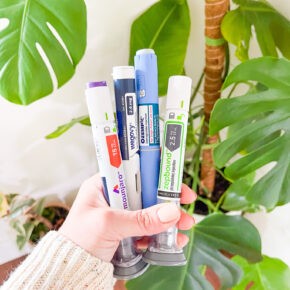 a hand holding a group of pens